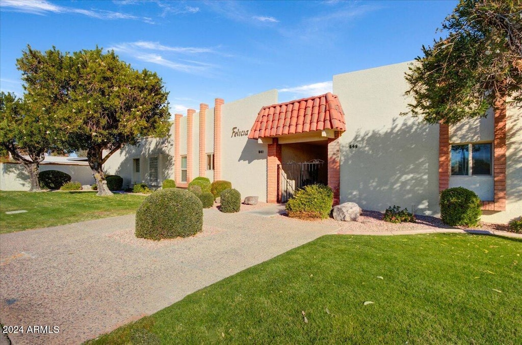 view of front of home with a front yard