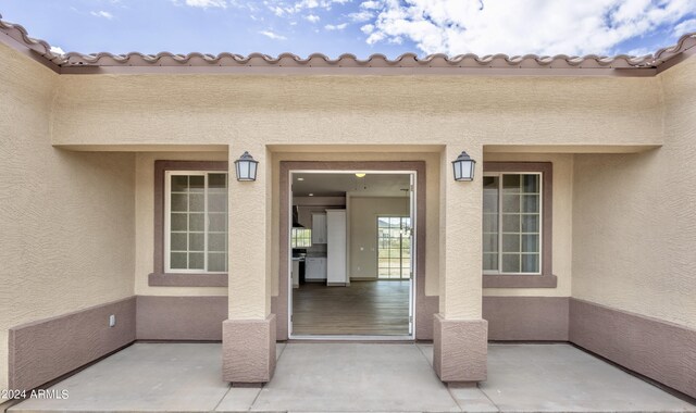 entrance to property with stucco siding