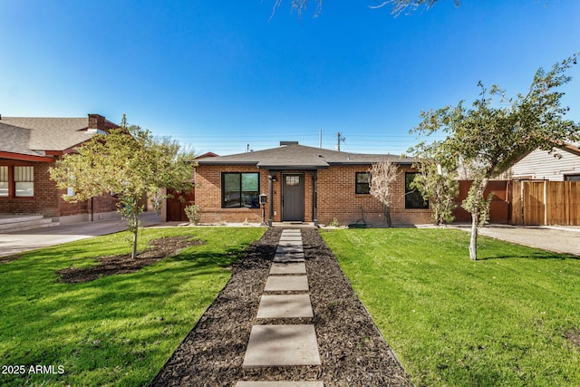 view of front facade featuring a front yard