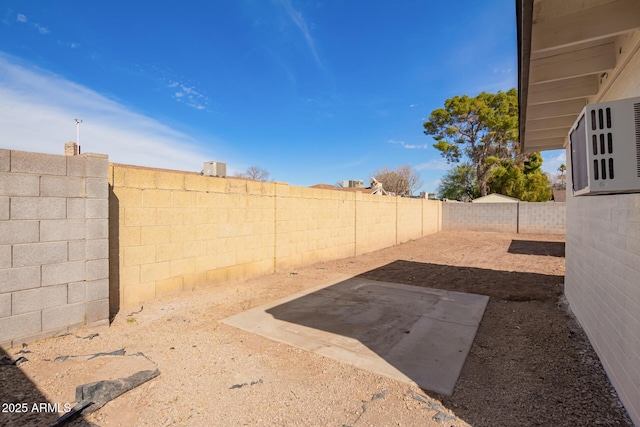 view of yard featuring a patio area