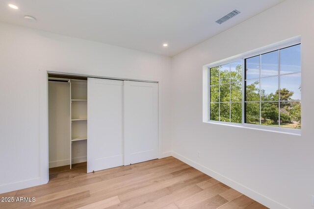 7348 N 9th Pl, Phoenix, AZ 85020 - unfurnished bedroom featuring baseboards, recessed lighting, light wood-style floors, and a closet