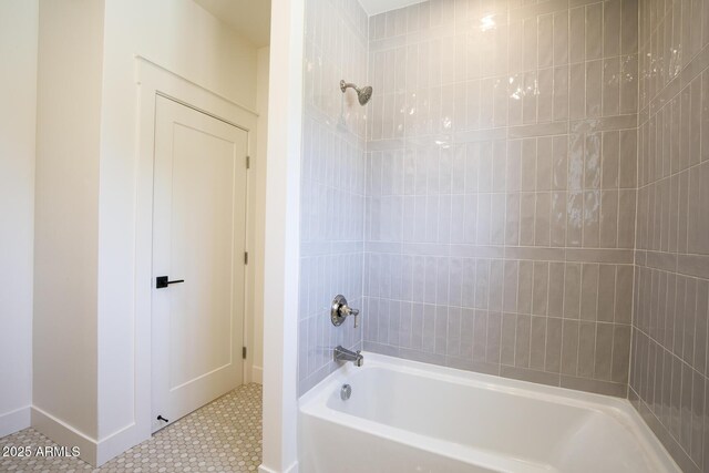 7348 N 9th Pl, Phoenix, AZ 85020 - bathroom with baseboards and bathtub / shower combination