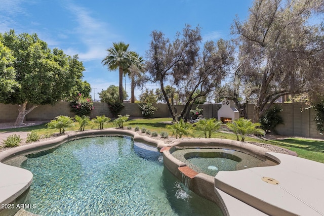 7348 N 9th Pl, Phoenix, AZ 85020 - view of pool featuring a fenced backyard and a pool with connected hot tub