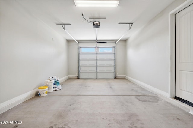 10630 W Pinchot Ave, Avondale, AZ 85392 - garage with a garage door opener