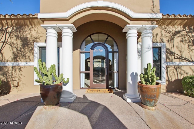 view of exterior entry with stucco siding