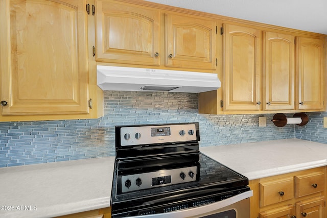 811 S 79th Way, Mesa, AZ 85208 - kitchen featuring stainless steel electric range, under cabinet range hood, light countertops, backsplash, and light brown cabinets