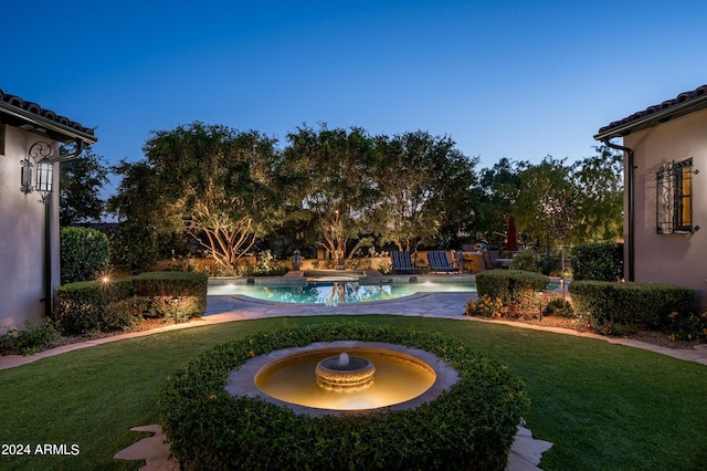 view of yard at dusk