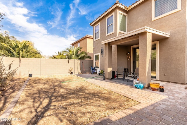 view of yard featuring a patio