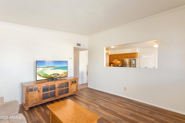 living area featuring dark wood-style floors, crown molding, visible vents, ceiling fan, and baseboards