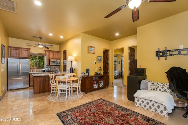 living area with recessed lighting, visible vents, baseboards, and ceiling fan