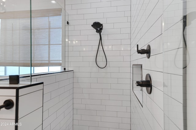 bathroom featuring tiled shower