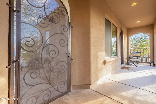 view of exterior entry featuring stucco siding