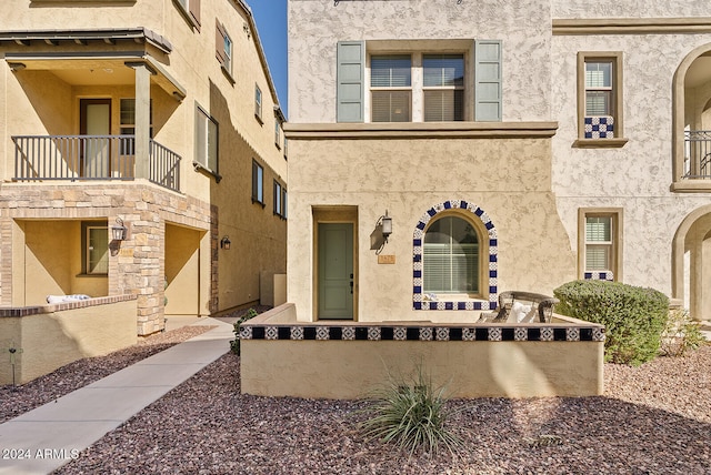 view of front of property featuring a balcony