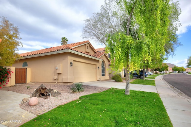 view of front facade featuring a front yard