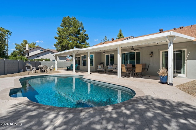 view of swimming pool with a patio area and ceiling fan