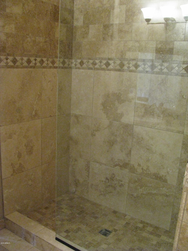 interior details with a tile shower