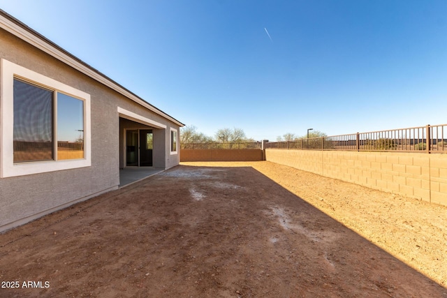 view of yard featuring a patio area