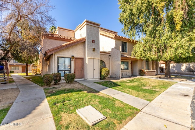 view of front facade featuring a front yard