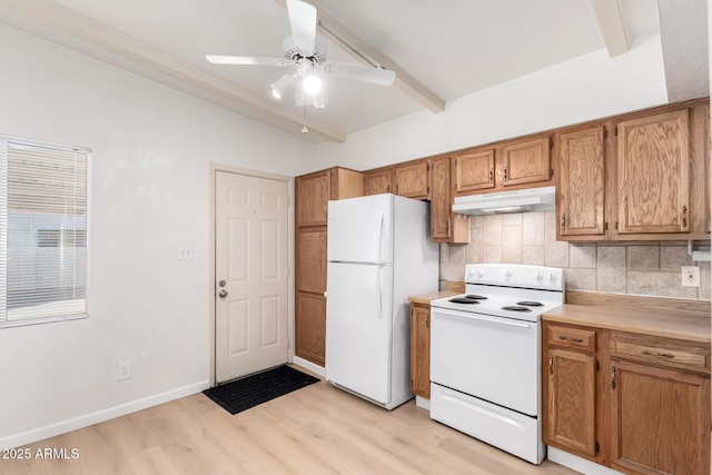 kitchen with tasteful backsplash, ceiling fan, light wood-type flooring, and white appliances