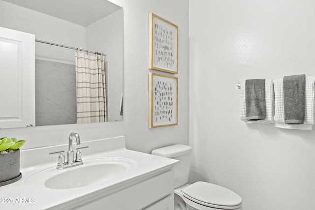 full bath featuring toilet, a shower with curtain, and vanity