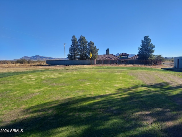 view of yard with a mountain view