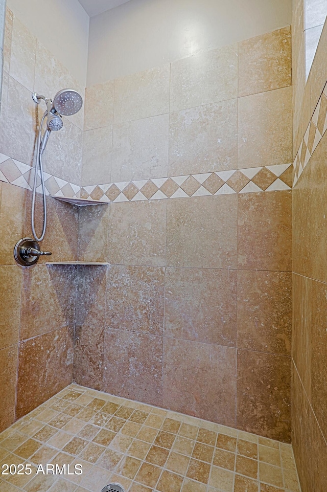 full bathroom featuring tiled shower