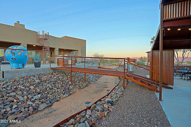 view of yard at dusk