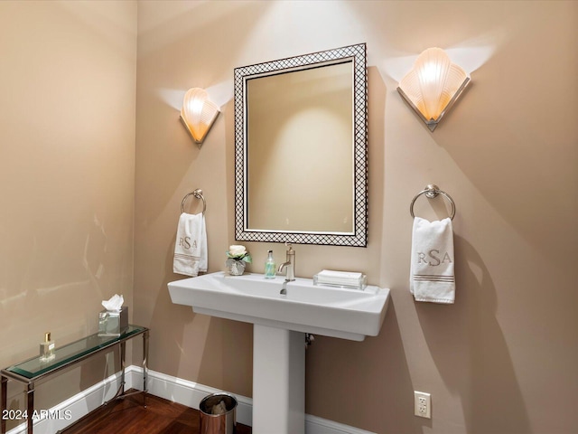 40 Biltmore Est, Phoenix, AZ 85016 - bathroom featuring wood finished floors and baseboards