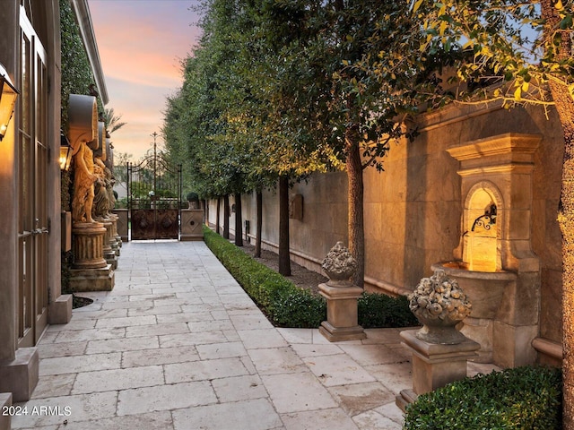 40 Biltmore Est, Phoenix, AZ 85016 - patio terrace at dusk with fence