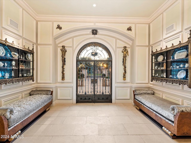 40 Biltmore Est, Phoenix, AZ 85016 - entrance foyer with a decorative wall and visible vents