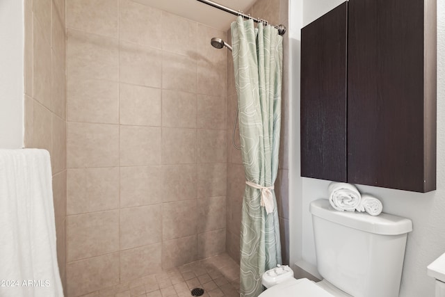 bathroom with toilet and a shower with curtain