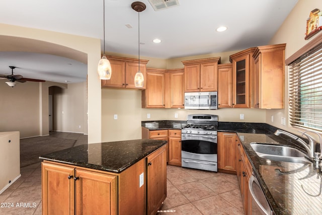 kitchen featuring arched walkways, a sink, visible vents, a ceiling fan, and appliances with stainless steel finishes