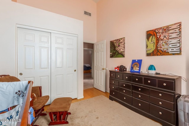 sitting room with light hardwood / wood-style floors