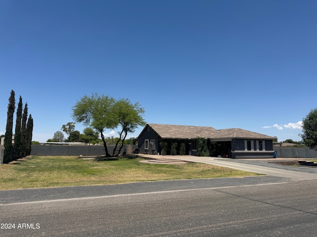 view of front of property with a front yard