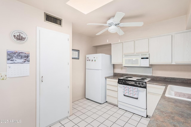 kitchen with dark countertops, visible vents, white appliances, a ceiling fan, and a sink