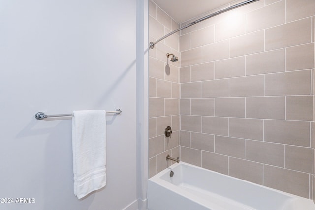 bathroom with tiled shower / bath combo