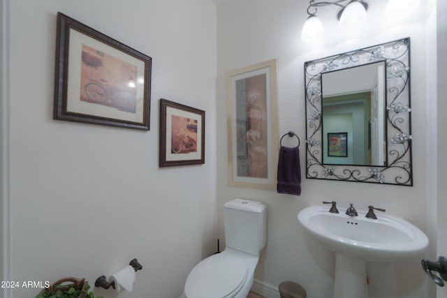 bathroom featuring toilet and sink