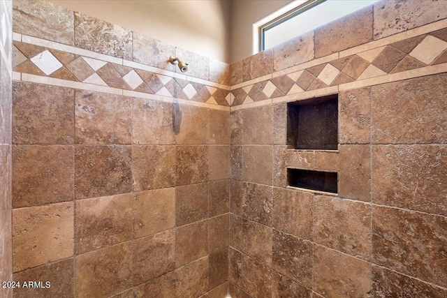 details featuring tiled shower