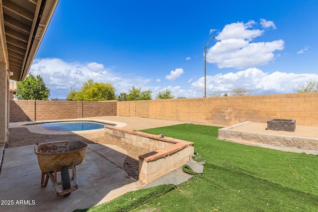 view of yard featuring a patio area