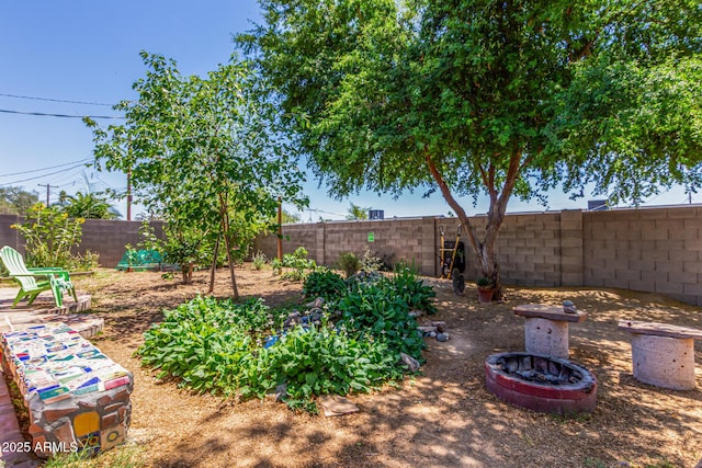 view of yard featuring a fenced backyard