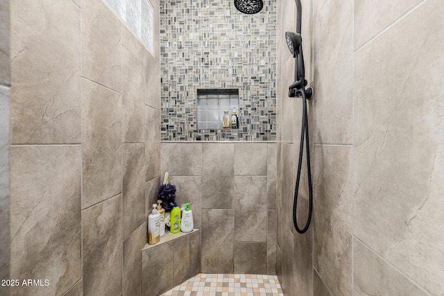 full bathroom featuring tiled shower