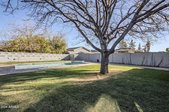 view of yard featuring a fenced in pool