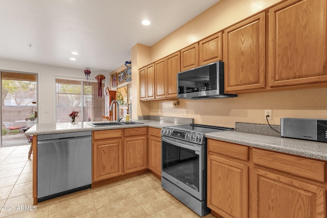 kitchen featuring stainless steel appliances, recessed lighting, light tile patterned flooring, a sink, and a peninsula