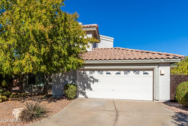 view of front facade featuring a garage