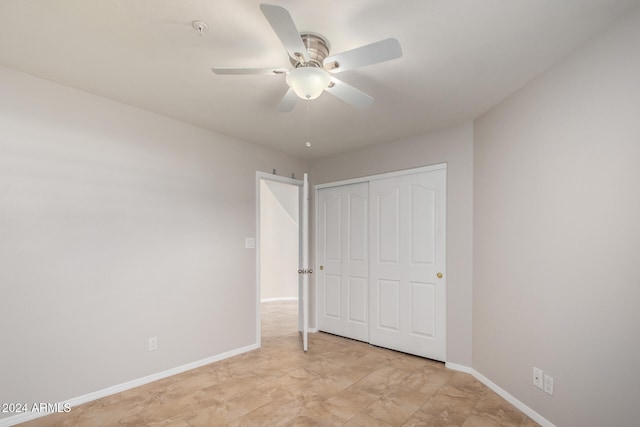 unfurnished bedroom featuring ceiling fan and a closet