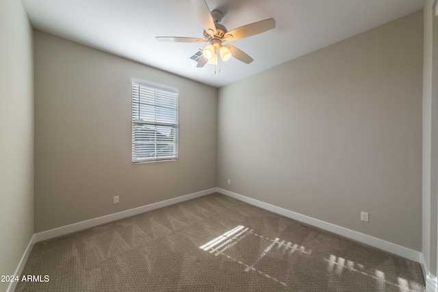 carpeted empty room featuring ceiling fan