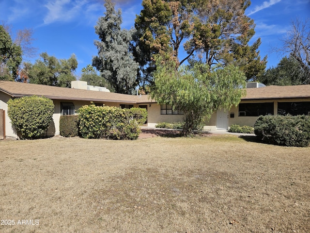 view of front of house with a front lawn