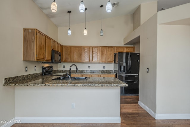 533 N Cobblestone St, Gilbert, AZ 85234 - kitchen featuring black appliances, a sink, a peninsula, high vaulted ceiling, and dark wood finished floors