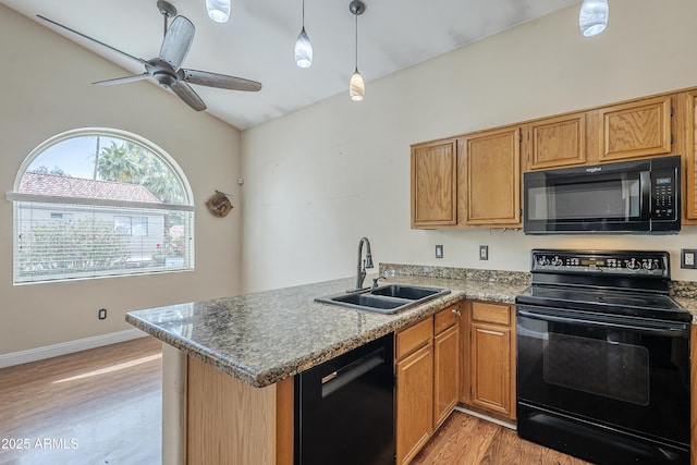 533 N Cobblestone St, Gilbert, AZ 85234 - kitchen featuring black appliances, a sink, light wood-style flooring, a peninsula, and pendant lighting