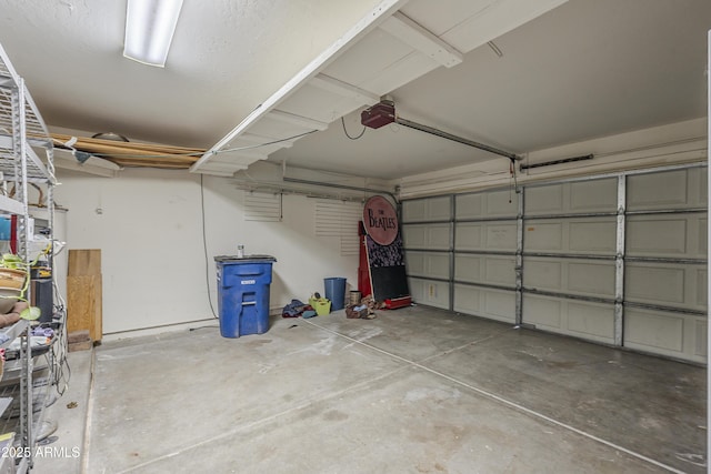 533 N Cobblestone St, Gilbert, AZ 85234 - garage featuring a garage door opener
